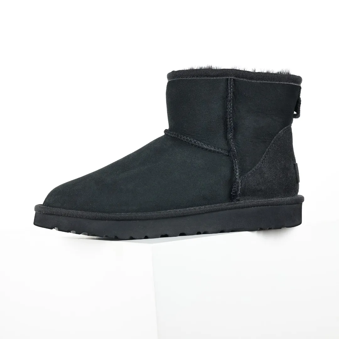 Pick up locally 💰540 Core recommendation Good price Cashmere insoles are a very suitable choice for keeping warm in winter and at home. In the new year, uug launched a series of styles, which are partial to the preferences of young consumers and have also moved to the forefront of fashion trends. Shoe body material Water-repellent coated suede upper 17mm UGGPURE™ implanted wool insole Lightweight non-slip comfortable rubber outsole With brand LOGO Trademark Comes with a full set of packaging Size: 35 36 37 38 39 40 41 42 43 44